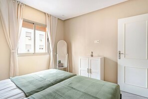 2 bedrooms, internet, bed sheets