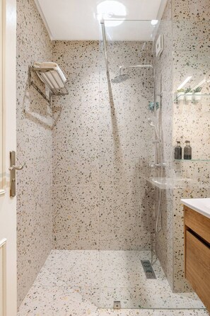 Shower, hair dryer, bidet, towels - Awesome 2 BR Apt near Gueliz FREE Parking AC  Easy City Access (Marrakesh-Safi)