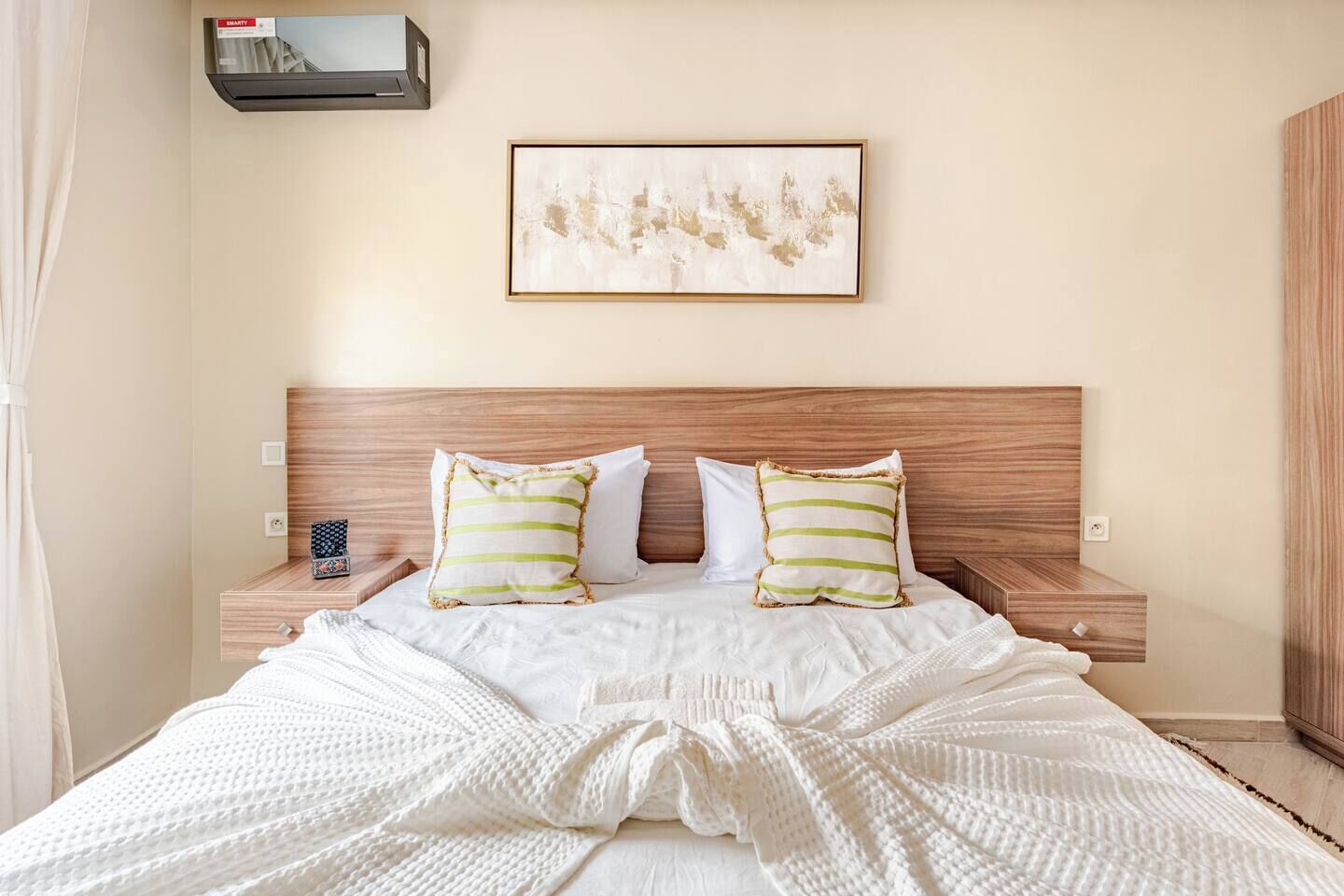 2 bedrooms, internet, bed sheets