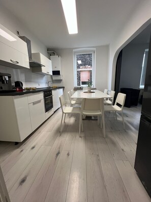 Jääkaappi, mikroaaltouuni, uuni, liesi