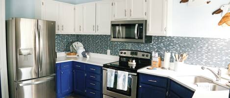 Køleskab, mikrobølgeovn, ovn, kogeplade