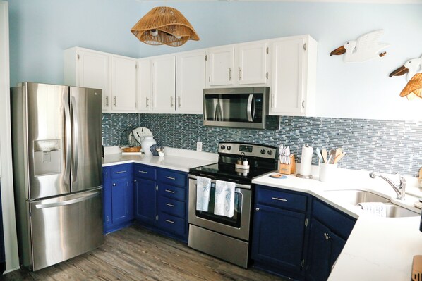 Fridge, microwave, oven, stovetop - Tranquil Beachside Retreat-Nature Lover’s Dream! Fort Morgan, AL (Gulf Shores)