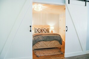 5 عدّة غرف نوم ومكواة/لوح كي وواي فاي مجانًا وملاءات أسرّة