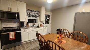 Een koelkast, een magnetron, een oven, een kookplaat