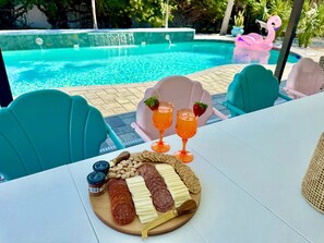 Utendørsbasseng og et oppvarmet basseng