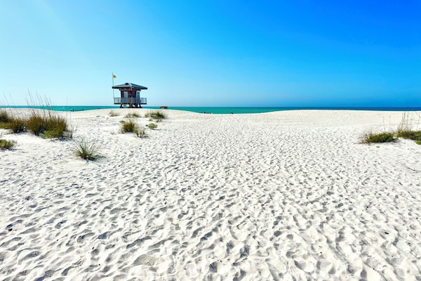 Beach nearby, sun loungers, beach towels