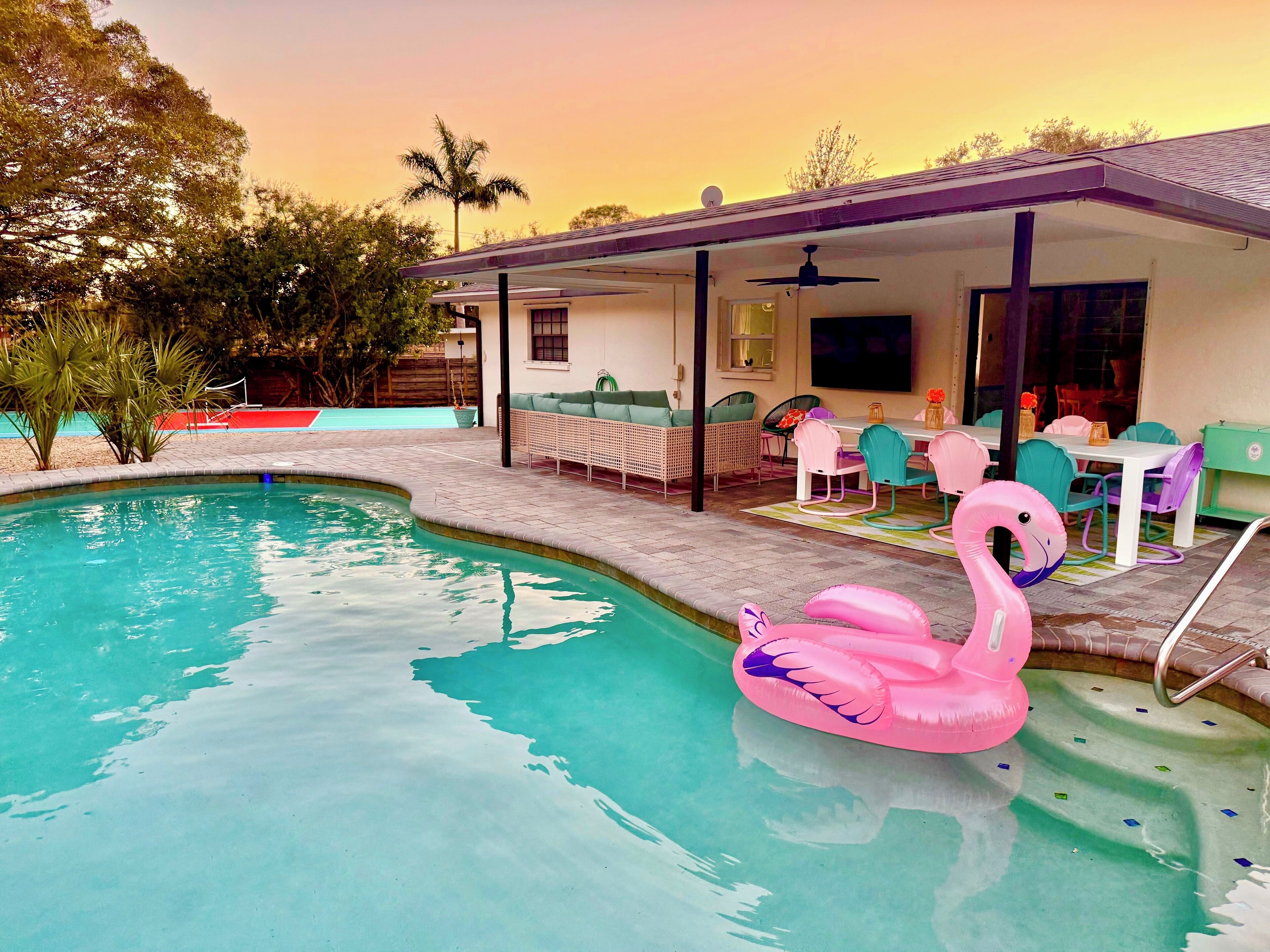 室外游泳池，恒温泳池