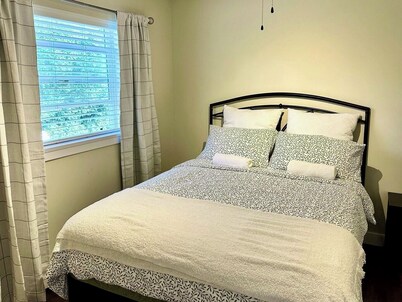 Sunny and cozy 1BR by Galloping goose. Close to shopping and nature.