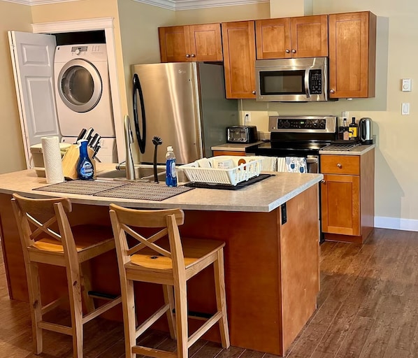 Microondas, horno, placa de cocina y papel de cocina