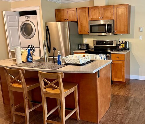 Sunny and cozy 1BR by Galloping goose. Close to shopping and nature.