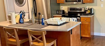 Sunny and cozy 1BR by Galloping goose. Close to shopping and nature.