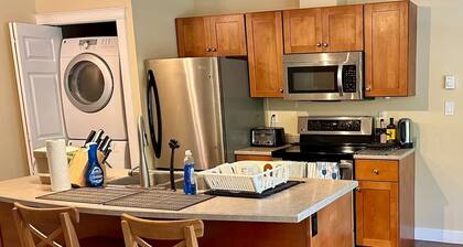 Sunny and cozy 1BR by Galloping goose. Close to shopping and nature.