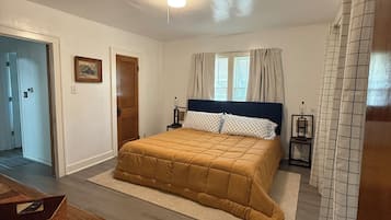 3 bedrooms, desk, iron/ironing board, free WiFi