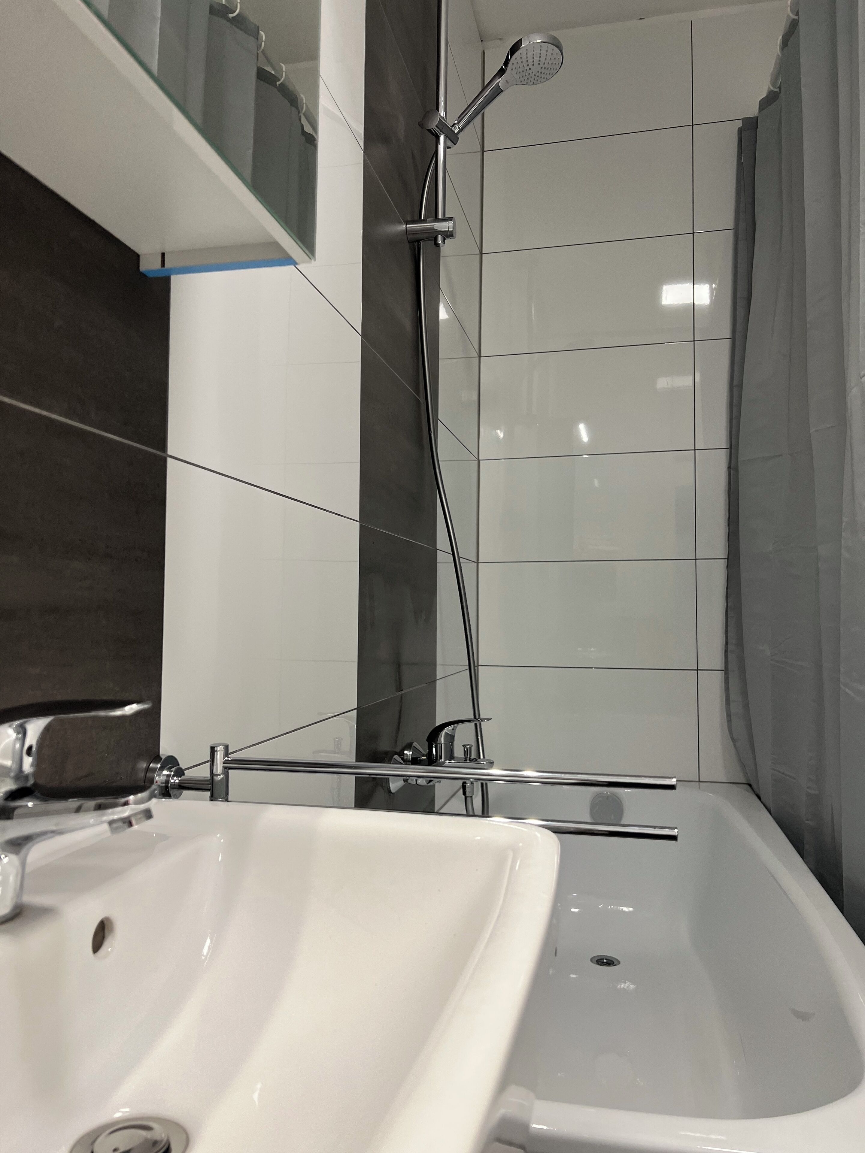 Sèche-cheveux, serviettes fournies, savon, papier toilette