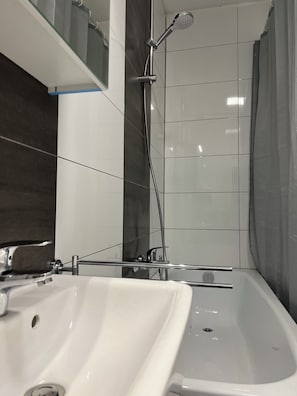 SĂšche-cheveux, serviettes fournies, savon, papier toilette