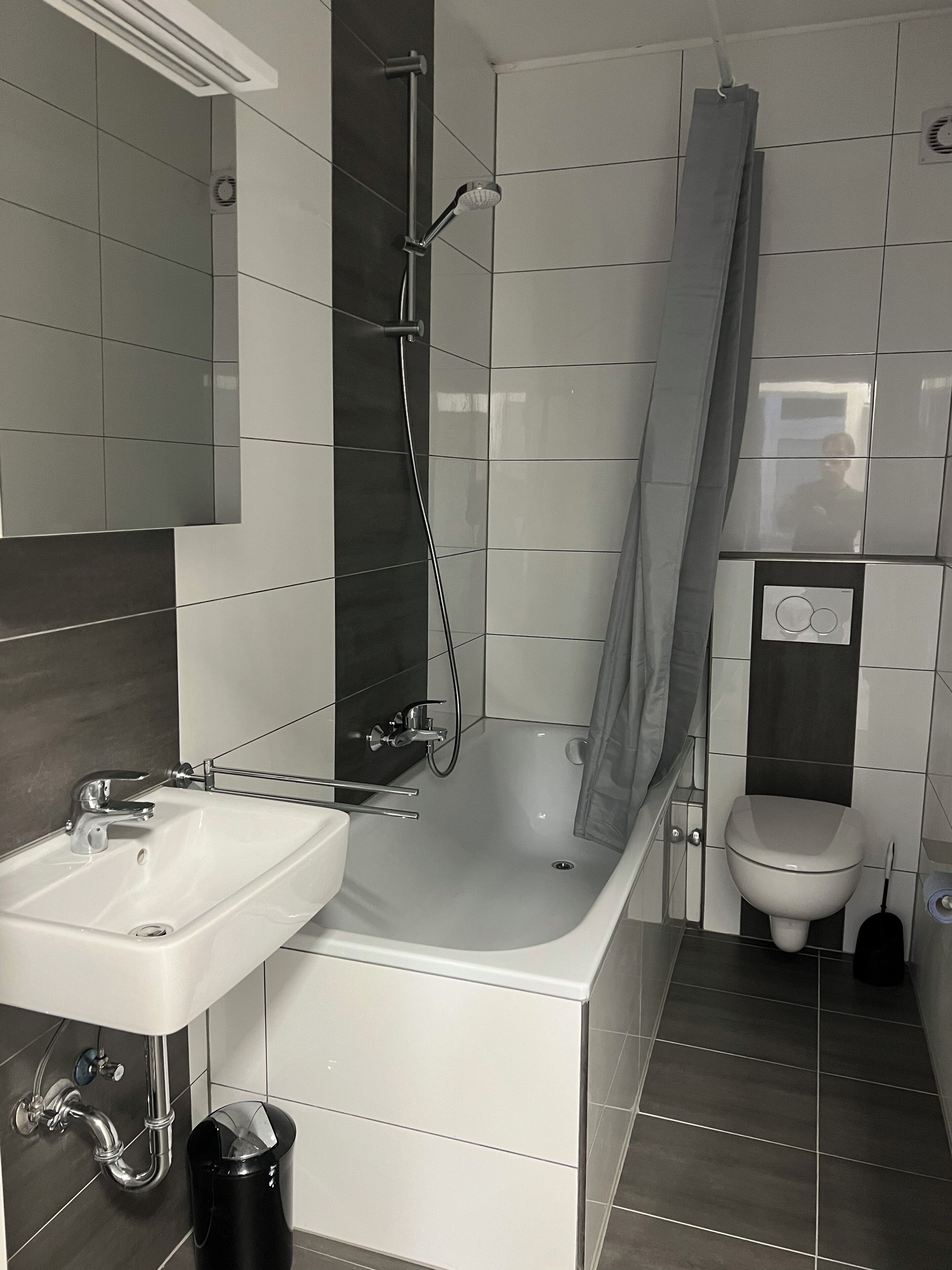 Haartrockner, Handtücher, Seife, Toilettenpapier