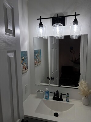 Haartrockner, Handtücher, Seife, Toilettenpapier