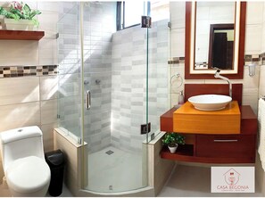 シャワー、ヘアドライヤー、タオル、石鹸