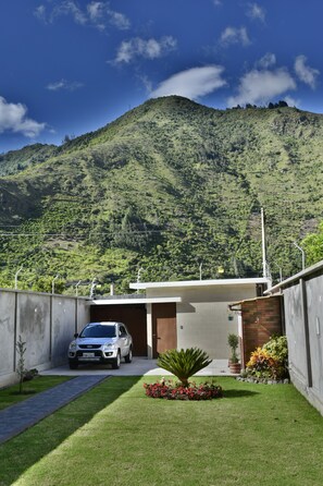 Property grounds - Minimalist house in safe area 5 min from Banos (Baños de Agua Santa)