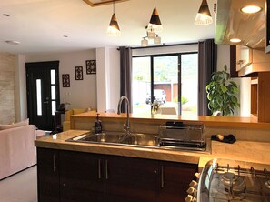 Microwave, oven - Minimalist house in safe area 5 min from Banos (Baños de Agua Santa)