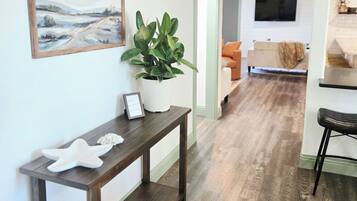 Smart TV, libros, impresora