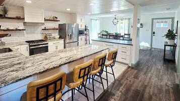 Refrigerador, microondas, horno, placa de cocina