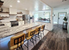 Refrigerador, microondas, horno, placa de cocina