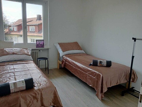 3 habitaciones, escritorio, tabla de planchar con plancha y wifi gratis 
