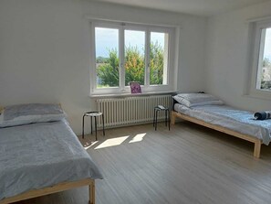 3 makuuhuonetta, työpöytä, silitysrauta/-lauta, ilmainen Wi-Fi