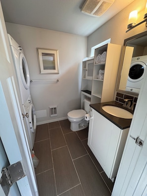 Dusche, Haartrockner, Bidet, Handtücher