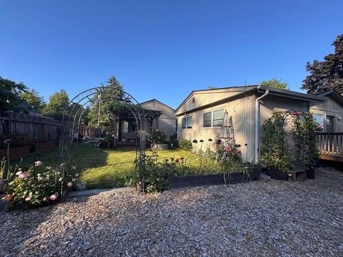 Charming 2-bedroom bungalow in welcoming Burien