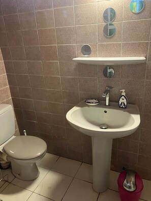 Regadera, toallas, jabón, papel de baño 