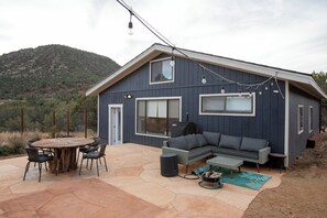 Outdoor dining - Peaceful Sedona Retreat – Pet-Friendly, Sunset/Sunrise Views & Hiking Nearby (Sedona)
