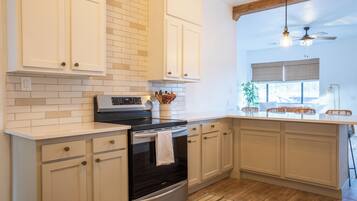 Refrigerador, microondas, horno, placa de cocina