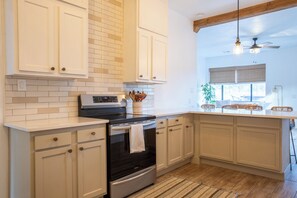 Kjøleskap, mikrobølgeovn, ovn og kokeplater