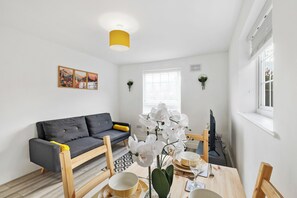 Smart TV - 4 Min to LTN | Modern Stylish | WiFi | FreeParking (Luton)