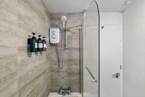 Secador de cabelo, toalhas de banho, sabonete, shampoo