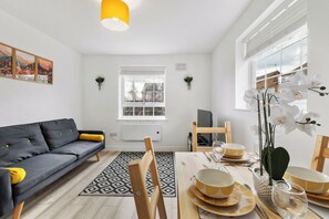 Smart TV - 4 Min to LTN | Modern Stylish | WiFi | FreeParking (Luton)