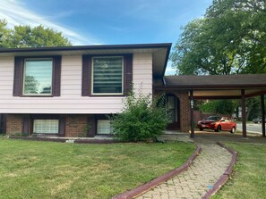 Exterior - Bright and Comfortable Stay. (Hamilton)