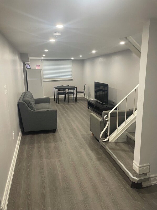 Smart TV - Bright and Comfortable Stay. (Hamilton)