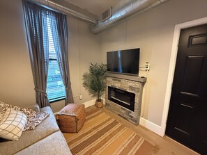TV, fireplace - Charming 2-bedroom apartment in Osawatomie! Newly renovated! Great location! (Osawatomie)