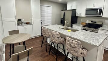 Mikrowelle, Ofen, Herdplatte, Geschirrspüler