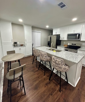 Microwave, oven, stovetop, dishwasher - 3 Bed 2 Bath Bungalow in quiet neighborhood. (Atlanta)
