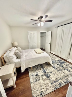 Skrivbord, strykjärn/strykbräda, wi-fi och sängkläder