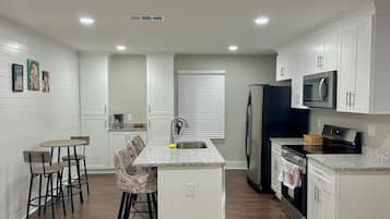 Mikrovågsugn, ugn, spishäll och diskmaskin