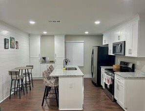 Mikrovågsugn, ugn, spishäll och diskmaskin