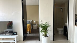 1 slaapkamer, een strijkplank/strijkijzer, internet, beddengoed