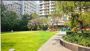 A park with a playground, trees, and a pathway. - Polanco beautiful 1 bedroom Apartment, next to shopping mall. Great views, WiFi (Ciudad de México)