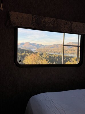 1 bedroom, bed sheets - Lovely RV with Best Views in Spokane (Nine Mile Falls)