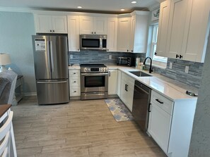 Mikrobølgeovn, ovn, kokeplater og oppvaskmaskin